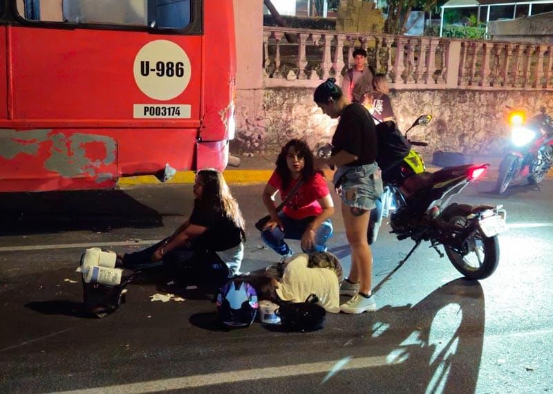 ¡SE ESTRELLAN CONTRA CAMIÓN DE PASAJE!