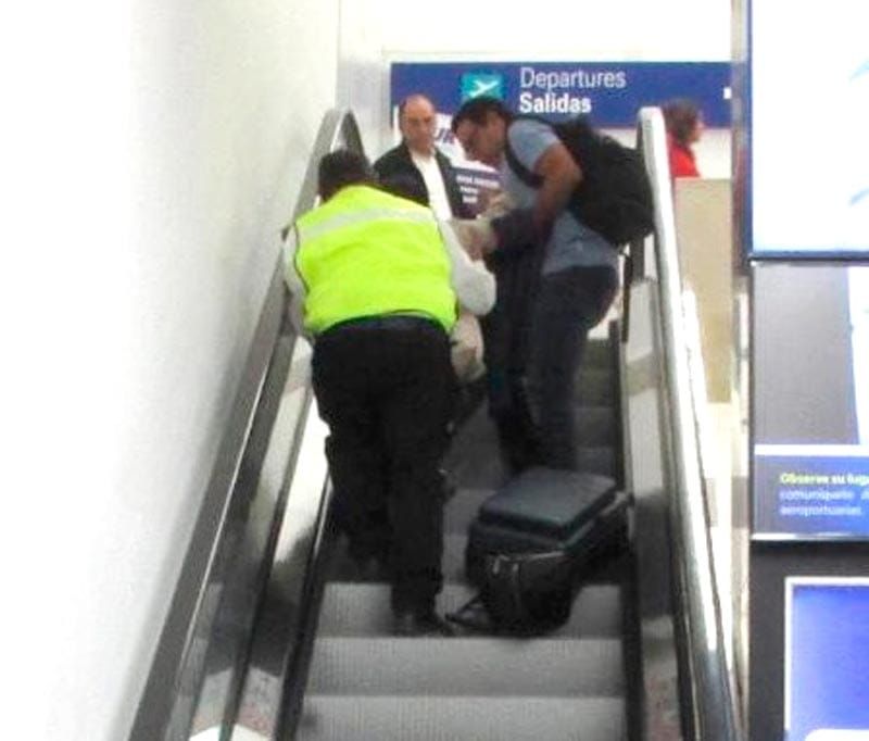 ¡PASAJERA CAE DE LAS ESCALERAS ELÉCTRICAS DEL AEROPUERTO!