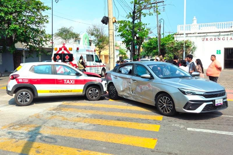 ¡SE DAN TRANCAZO EL TAXI 7373 Y UN BRITÁNICO!
