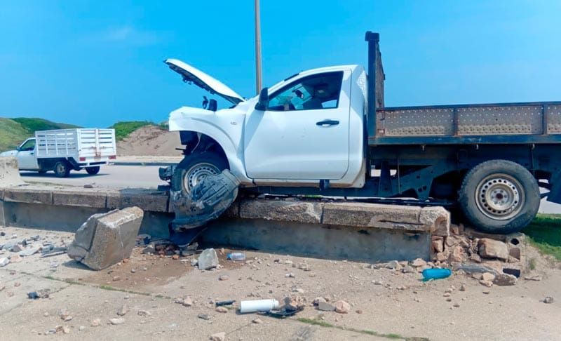 ¡SE ECHA PESTAÑAZO Y SE IMPACTA CONTRA BANCA DEL MALECÓN DE COATZA!