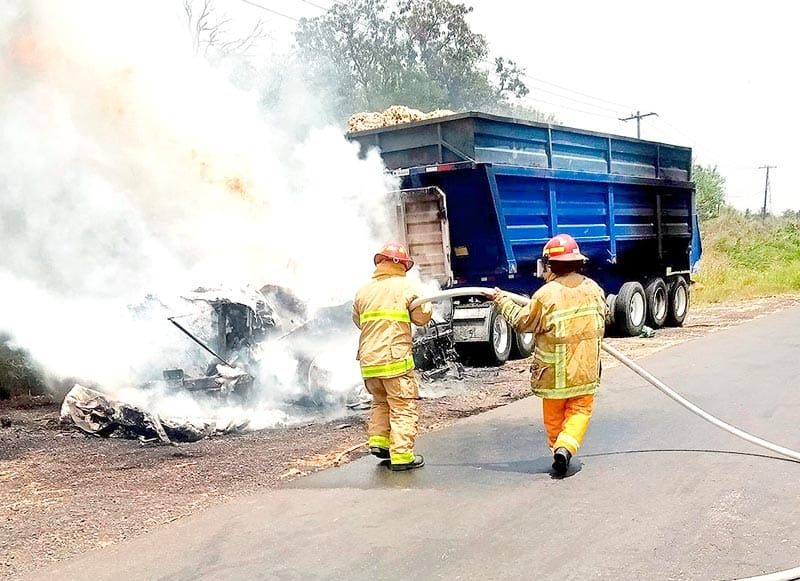 ¡VÁNDALOS INCENDIAN TRÁILER DE EMPRESARIO POBLANO!