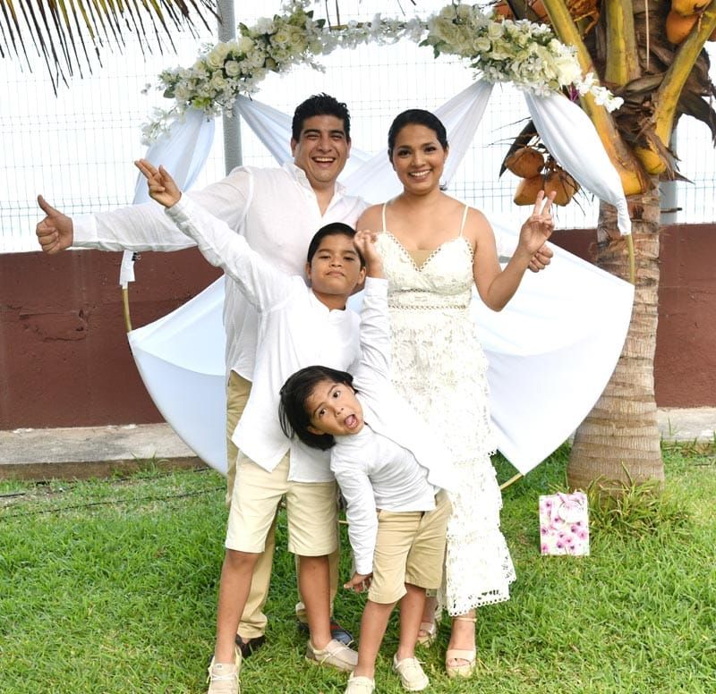 RENUEVAN SUS VOTOS PATRICIA Y ESKANDAR