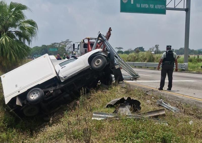¡CAMIONETA NISSAN SE IMPACTÓ CONTRA LA BARRA METÁLICA!
