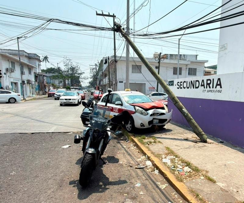 ¡COLISIONAN TAXI CONTRA CARRO Y DERRIBAN POSTE!