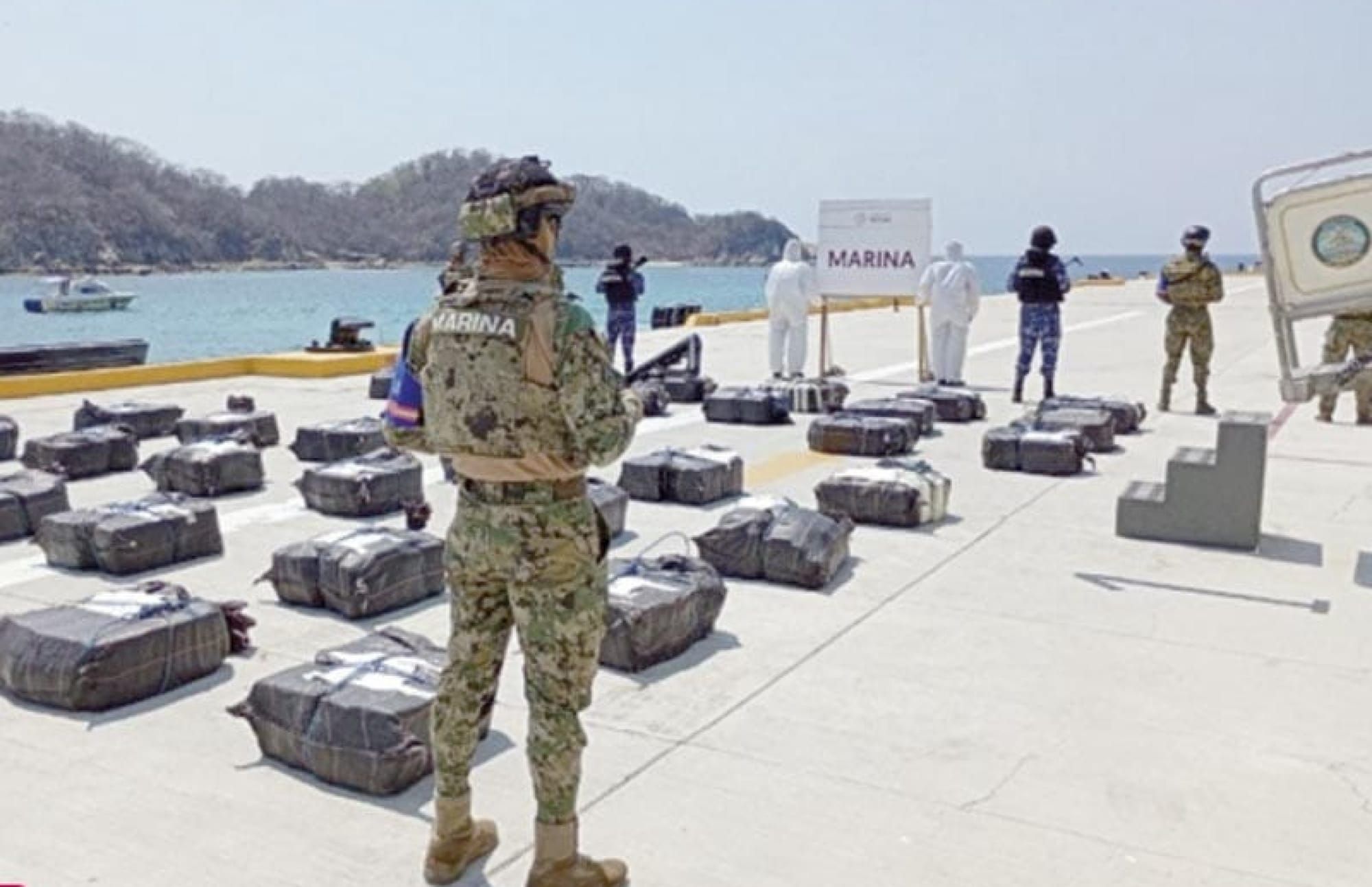 ¡MARINA ASEGURA 63 BULTOS CON COCAÍNA EN ALTAMAR Y RESCATA 11 NAÚFRAGOS!