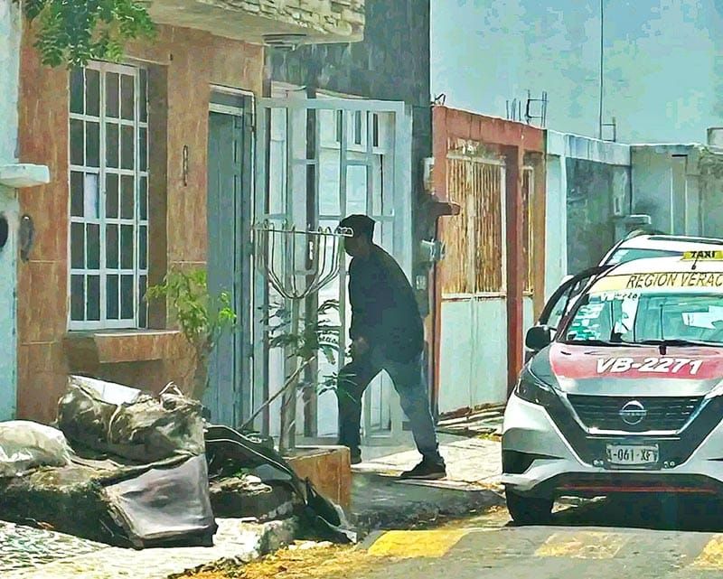 ¡ESCAPA PAREJA DE LADRONES Y SACARON EL BOTÍN DE CASA!