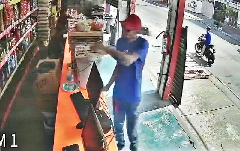 ¡PISTOLERO ASALTÓ TIENDA DE ABARROTES!