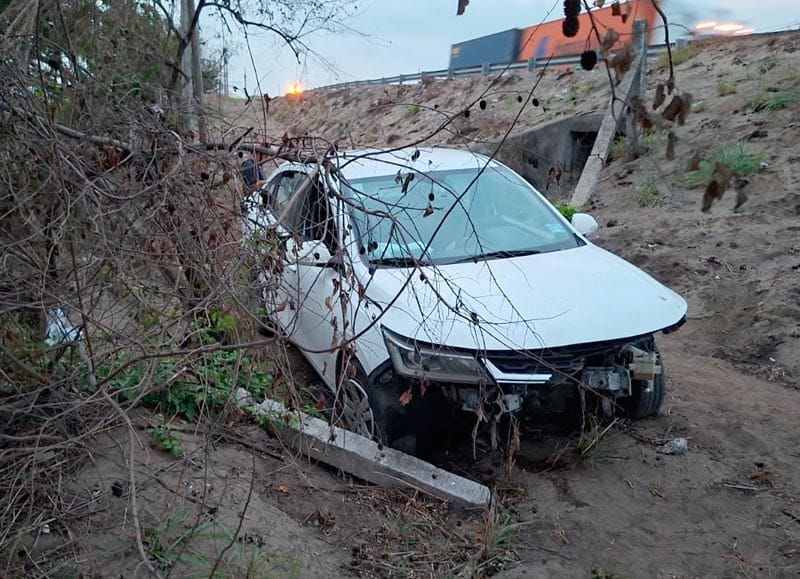 ¡SE SALE DEL CAMINO AVEO Y ACABA ATORADO EN LA TERRACERÍA!