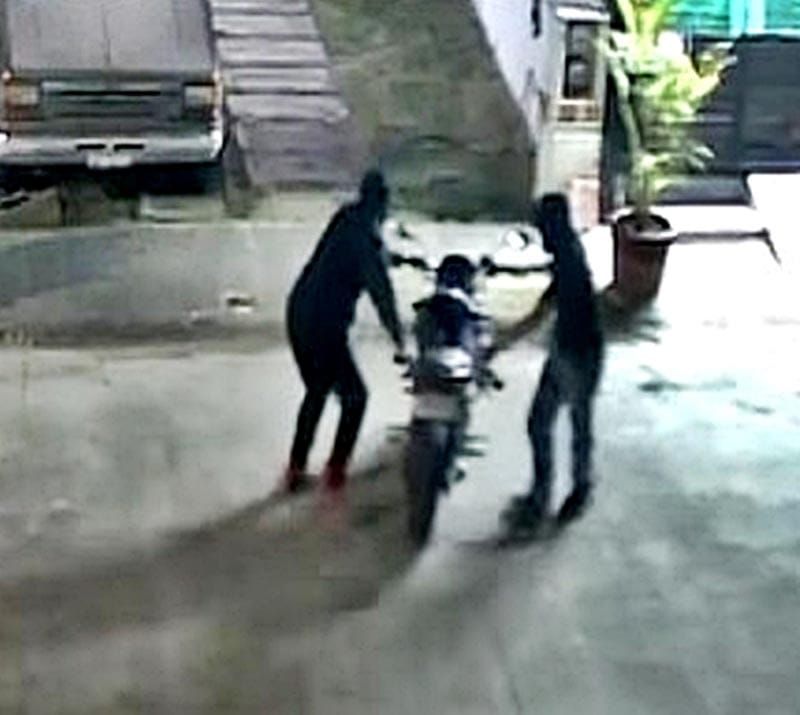 ¡PAREJA DE “RATAS” LE ROBAN LA MOTO A VECINO!