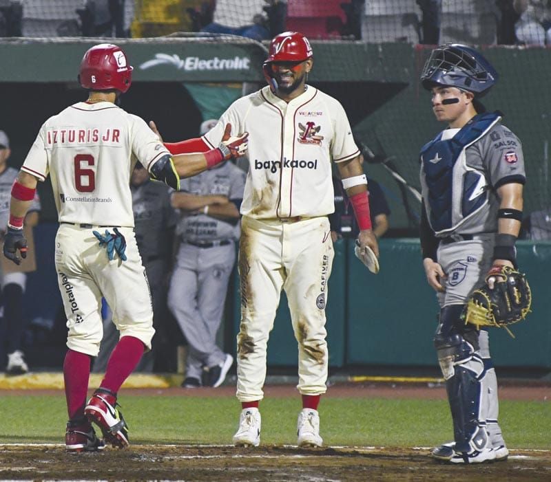 ¡UNA HISTORIA LLAMADA BEISBOL! | PRIMER PICOTAZO - Hay triunfos que se construyen a batazos y otros que se cocinan con paciencia, guante y oficio, y el que consiguió El Águila de Veracruz en el primero de la serie ante Tigres de Quintana Roo tuvo…