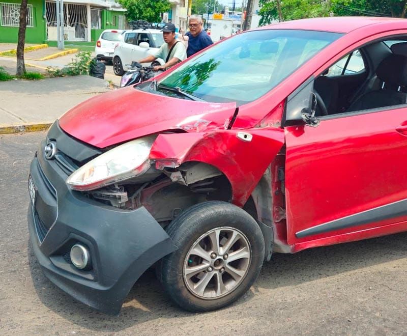 ¡AUTOMÓVIL SE IMPACTA CONTRA CAMIONETA!