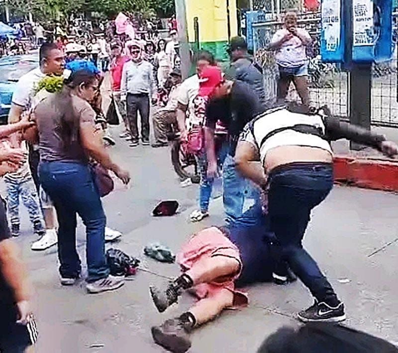 ¡DOS “MACHITOS” SE AGARRAN TROMPADAS EN EL PARQUE DE AMATITLÁN!