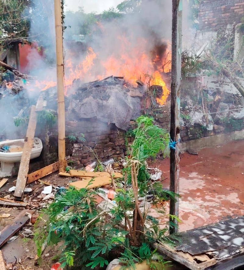 ¡INDIGENTE QUEMÓ CASITA EN EL CENTRO!