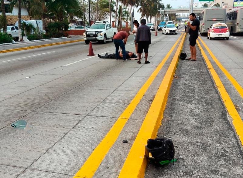 ¡MOTOCICLISTAS ARROLLAN A PERRO Y DERRAPAN EN EL BULEVAR!