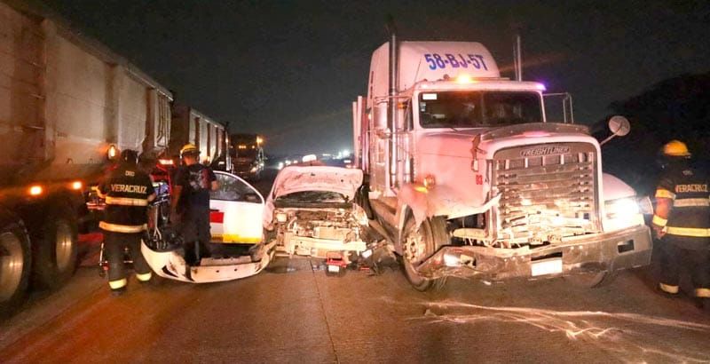 ¡TRÁILER ARRASTRÓ A UN TAXI EN EL KILÓMETRO 13.5!