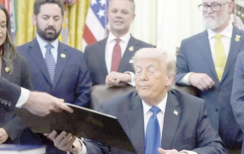 ¡ORDENA TRUMP A LOS BANCOS REVISAR ESTATUS MIGRATORIO!