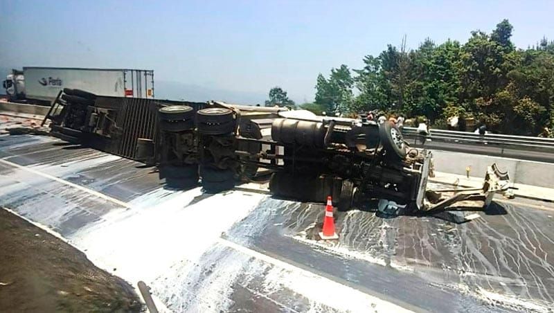 ¡ROBAN 30 TONELADAS DE LECHE! - TRÁILER VOLCÓ EN LA AUTOPISTA XALAPA-PEROTE Y RAPIÑEROS SE LLEVARON LA CARGA
