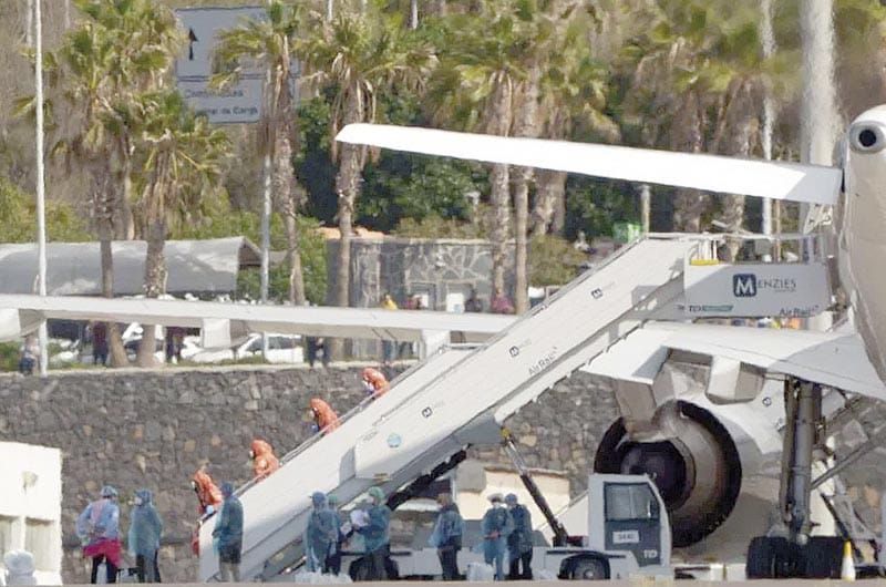 ¡ATERRIZA AVIÓN MILITAR CON 14 ESPAÑOLES DEL CRUCERO AFECTADO POR HANTAVIRUS!