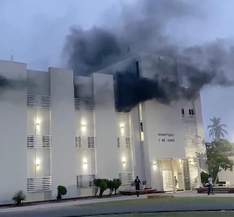 ¡FUEGO EN LA NÁUTICA! - TRES INTOXICADOS Y 100 EVACUADOS