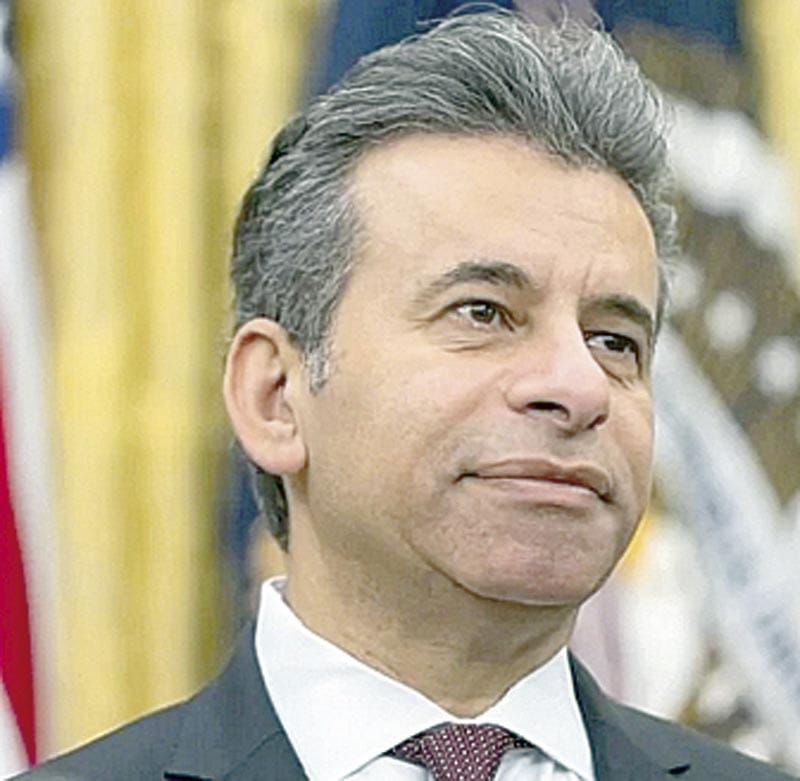 ¡RENUNCIARÁ DIRECTOR DE LA FDA TRAS UNA GESTIÓN TURBULENTA!