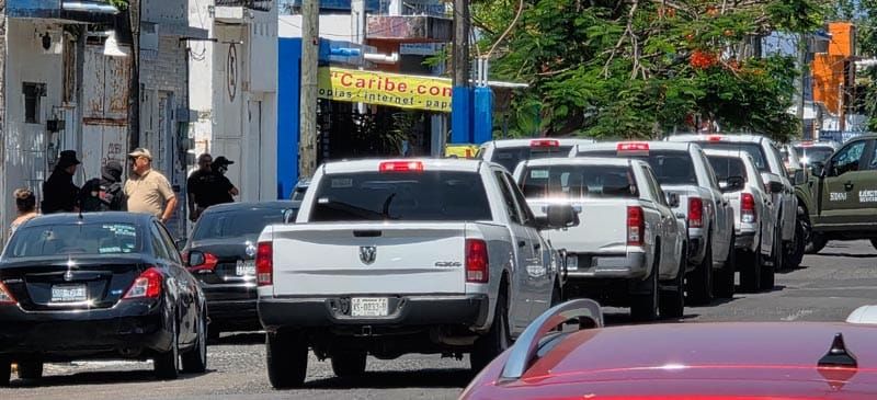 ¡CIERRAN CALLES POR CATEO DE LA FGE!