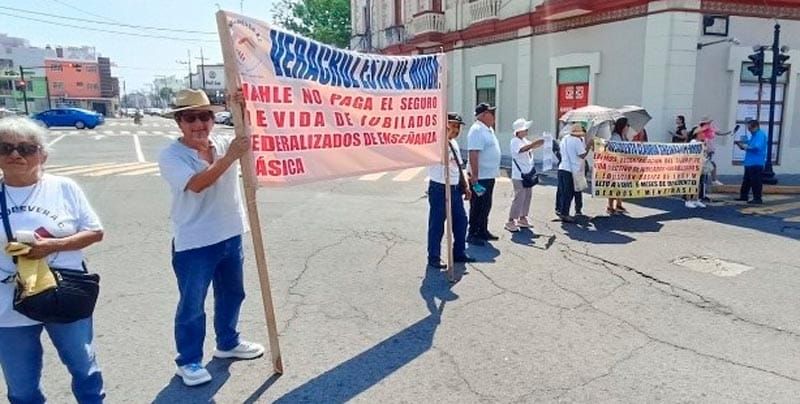 ¡PROTESTAN JUBILADOS! - *Bloquean calles de Veracruz para exigir contratación del seguro de vida colectivo voluntario