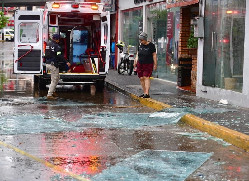 ¡REVIENTAN CRISTALES DE PLAZA CRISTAL EN XALAPA!
