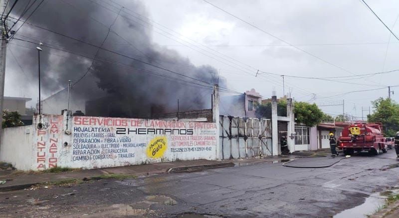 ¡SE INCENDIAN RECICLADORA Y EDIFICIO DE FERROSUR!