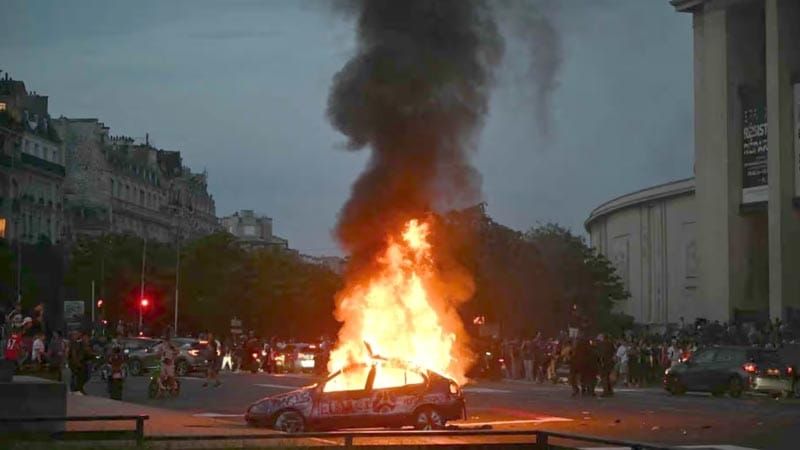 ¡ARDE PARÍS! - MÁS DE 400 DETENIDOS Y 7 POLICIAS HERIDOS
