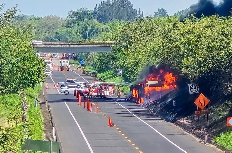 ¡ARDE PIPA QUE VOLCÓ EN LA AUTOPISTA CARDEL–POZA RICA!