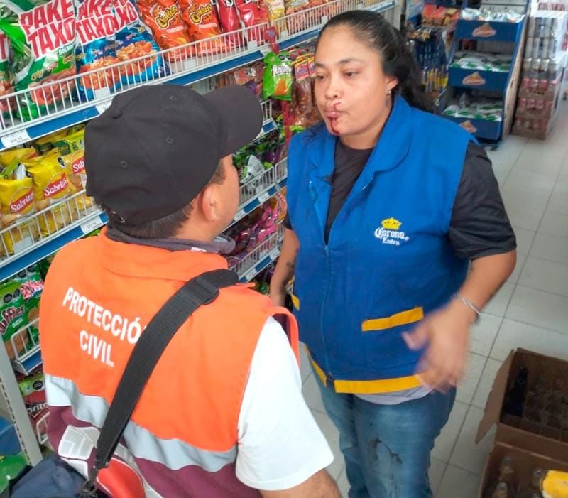 ¡ACUCHILLAN CAJERA EN ATRACO!