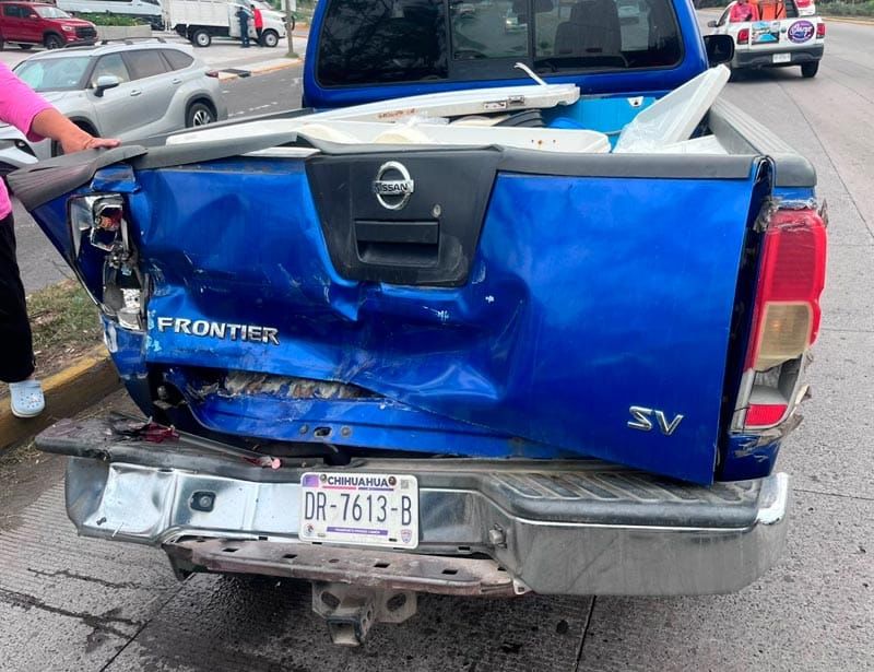 ¡TRÁILER CHOCA CAMIONETA Y DE REBOTE ARROLLAN A UN ABUELITO!