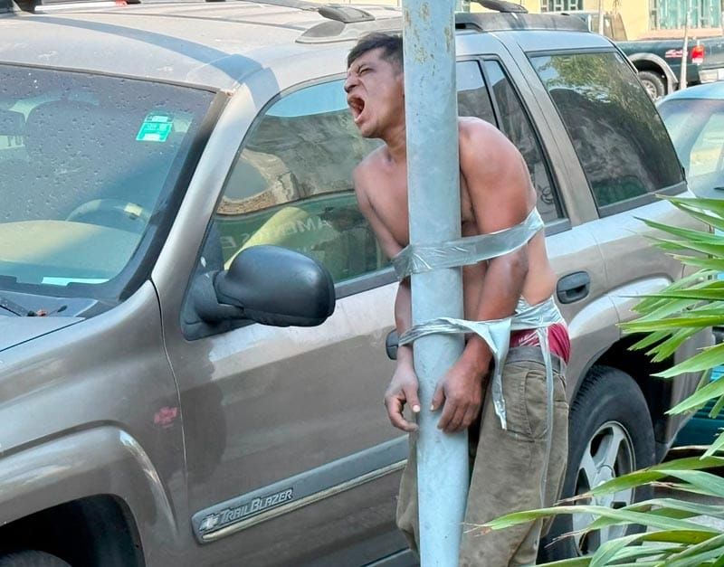 ¡VECINOS AMARRAN A LADRÓN A UN POSTE!