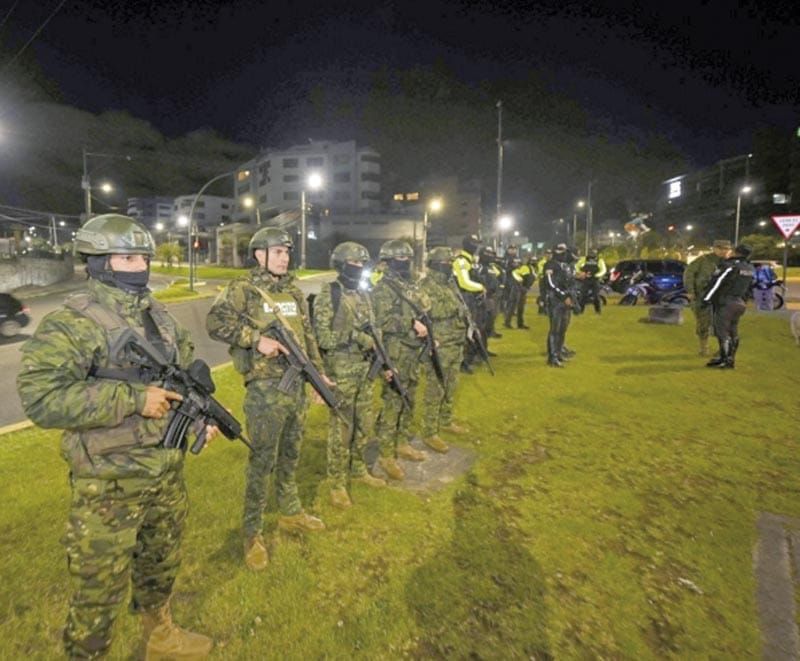 ¡TOQUE DE QUEDA EN ECUADOR, HAY 120 DETENIDOS POR VIOLARLA!