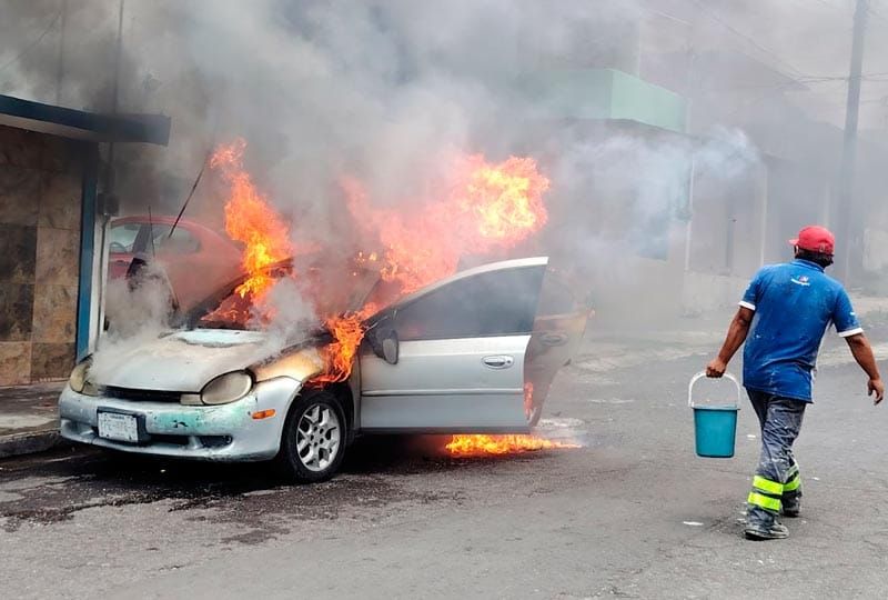 ¡SE CHAMUSCÓ AUTO NEON EN LA POCITOS Y RIVERA!