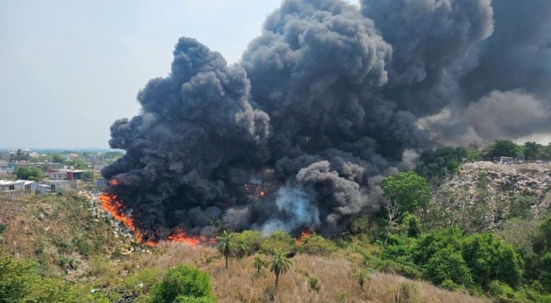 ¡SE PRENDE EL HOYO! - *Utilizan casi 20 pipas de agua para sofocar el incendio