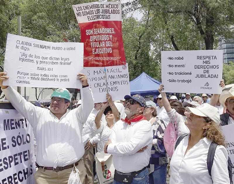 ¡SE QUEJAN LOS JUBILADOS ANTE LA CORTE POR RECORTES A PENSIONES!