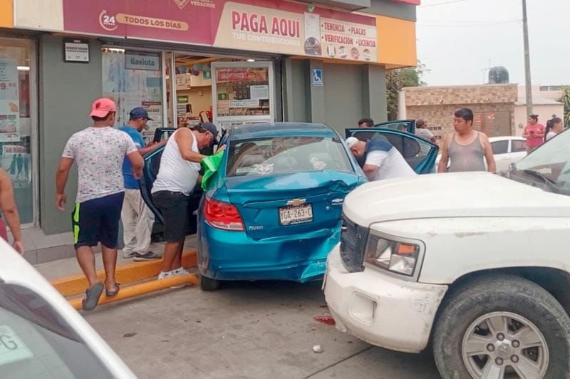 ¡CAMIONETA PROYECTA AUTO CONTRA OXXO EN VALLE ALTO!