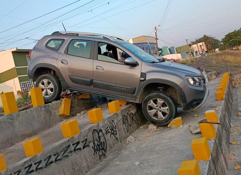 ¡CAMIONETÓN TERMINA INCRUSTADA EN BOLARDOS!