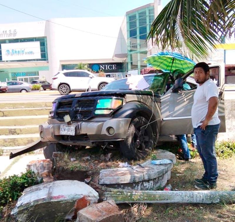 ¡SE IMPACTÓ CONTRA JARDINERA!