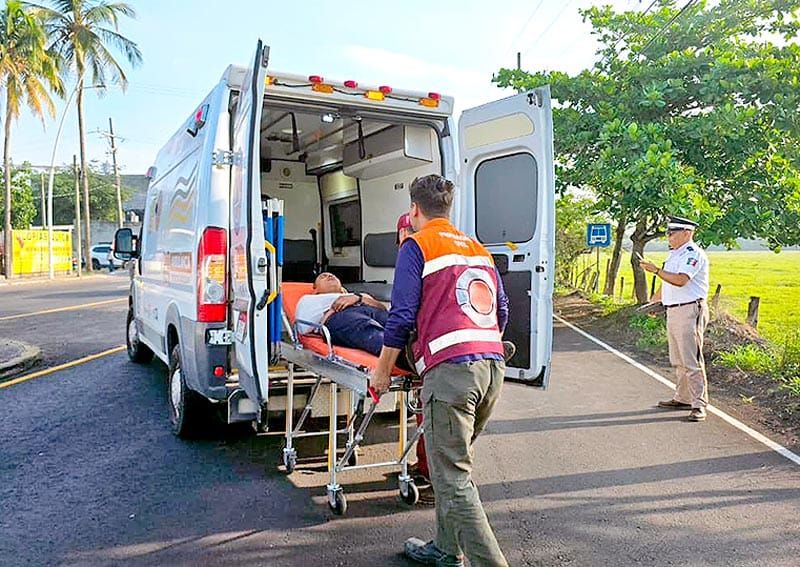 ¡LE DAN CERRÓN A BIKER Y SE IMPACTÓ CONTRA CAMIÓN DE PASAJE!