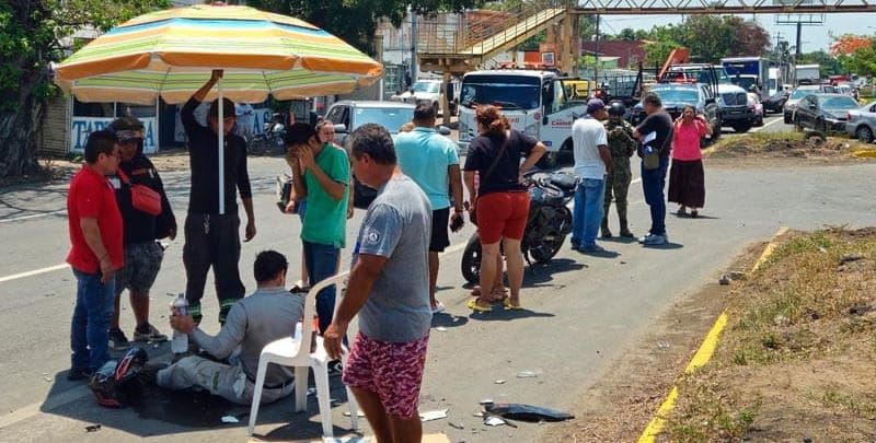¡MOTOCICLISTA HERIDO AL IMPACTARSE CONTRA CAMIONETA!