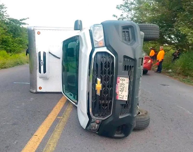 ¡VUELCA CAMIONETA CON INSUMOS MÉDICOS EN LA COSTERA DEL GOLFO!