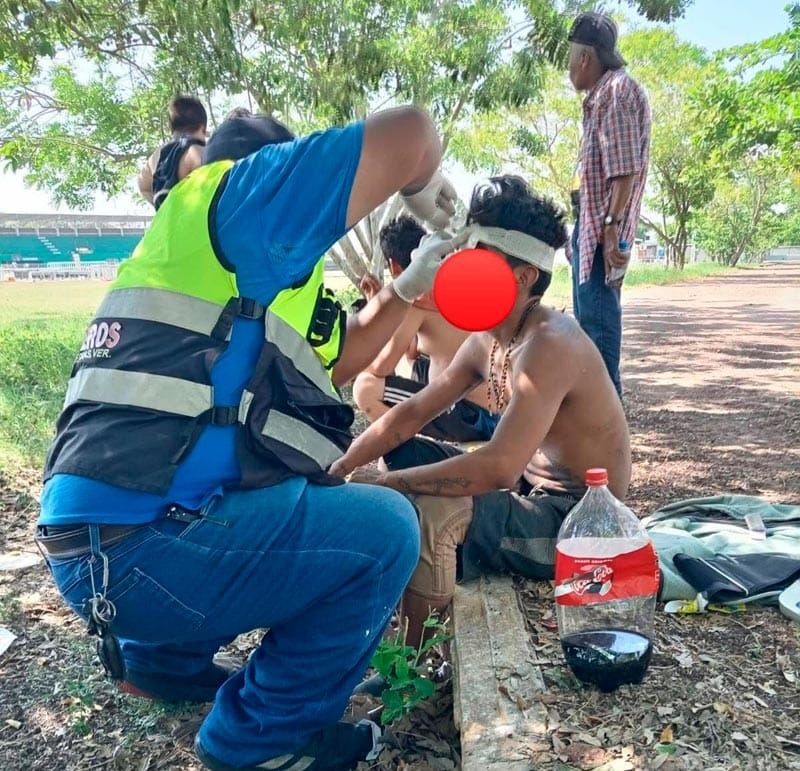 ¡TRABAJADOR CAYÓ DE ESCENARIO EN CAMPO DEPORTIVO DE TLALIXCOYAN!