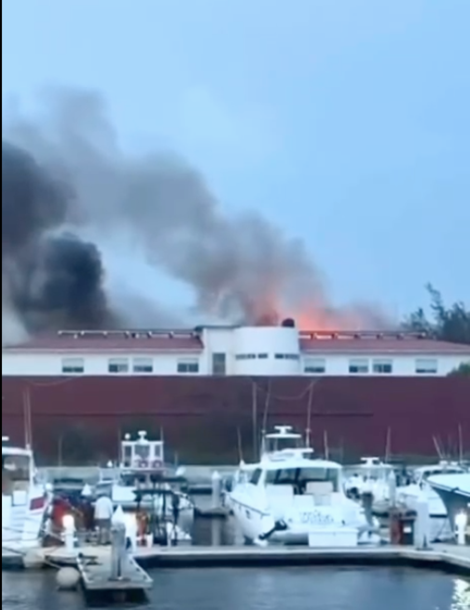 A CORRER! Incendio en la Escuela Mercante