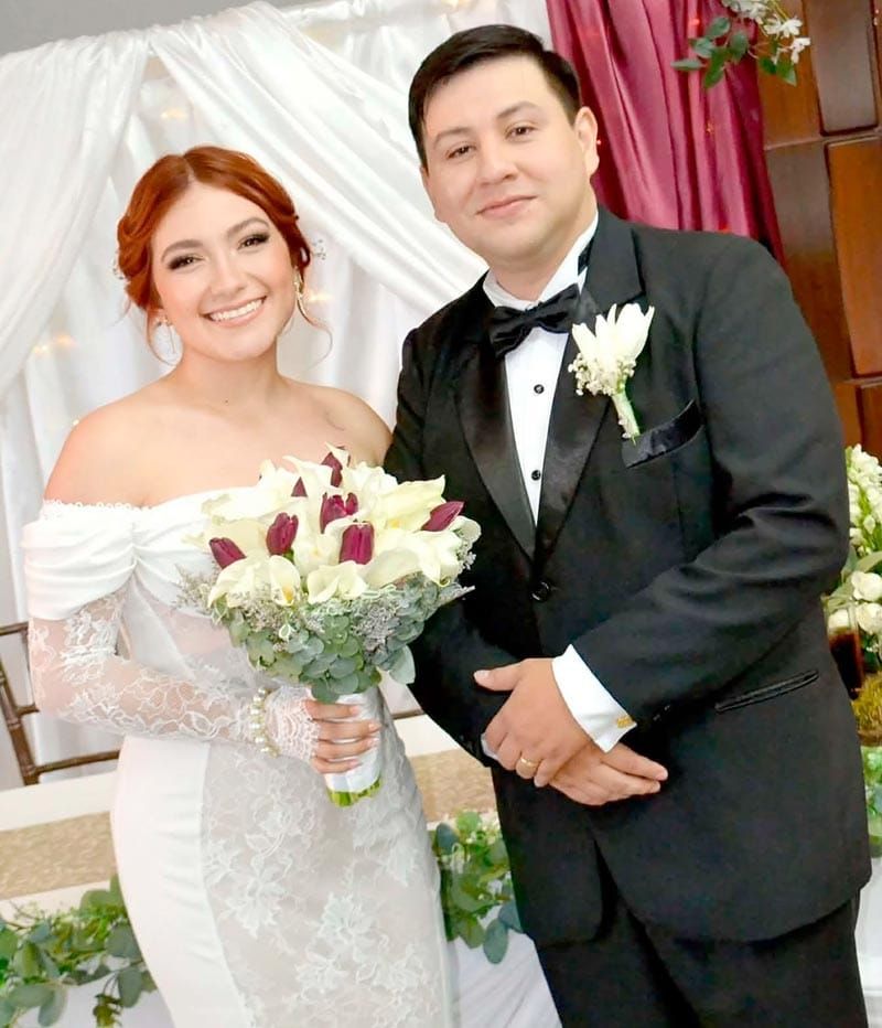 MONSE Y FRANCISCO SELLAN SU AMOR