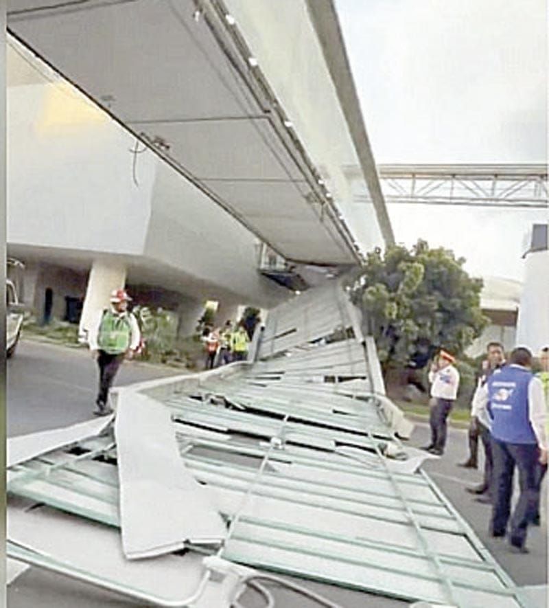 ¡CAE TECHUMBRE DE PUENTE PEATONAL DE TERMINAL 1 DEL AICM!