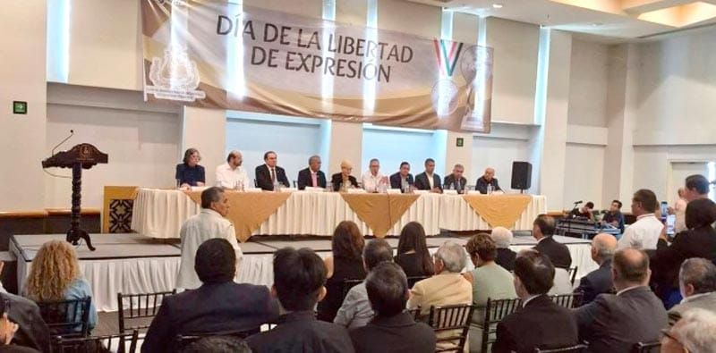 ¡JENARO VILLAMIL ENFRENTA PROTESTA EN ACTO POR LIBERTAD DE EXPRESIÓN!