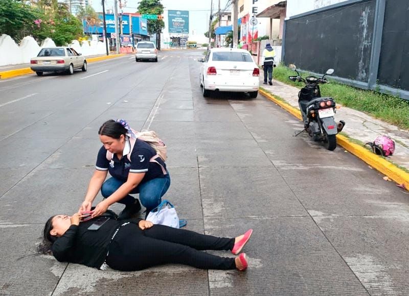 ¡MUJER MOTOCICLISTA DERRAPÓ EN EL BULEVAR MIGUEL ALEMÁN!