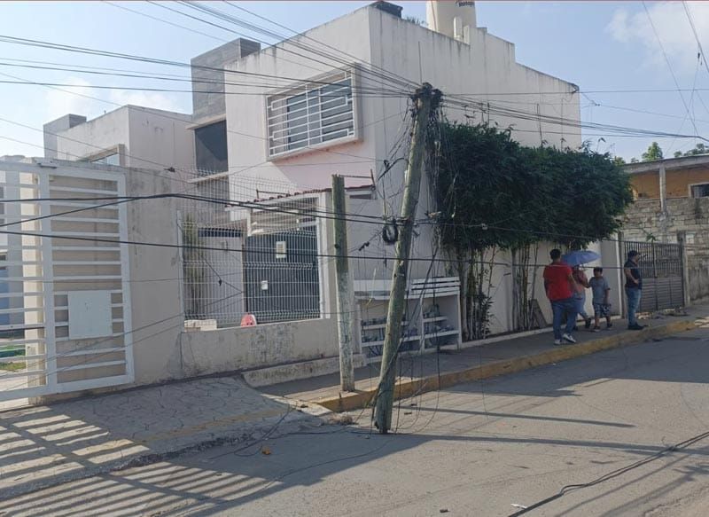 ¡TRÁILER ARRANCÓ POSTE CON CABLEADO EN LAS BAJADAS!